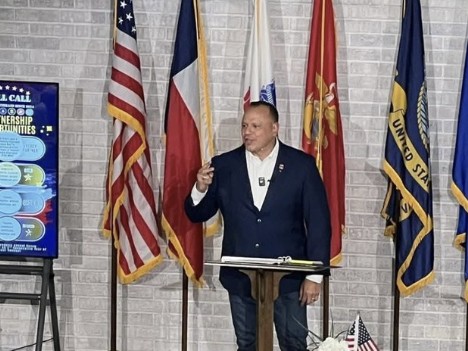 Eric Rush speaking at the Roll Call North Texas podium